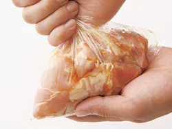 とり肉としょうゆ、みりんをポリ袋に入れ、手で１分もみ続けると、下味がよくしみる。