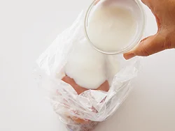 肉をしっかり漬けこむためには、ポリ袋が便利。袋ごともみ込んで、ヨーグルトをよくいきわたらせて。