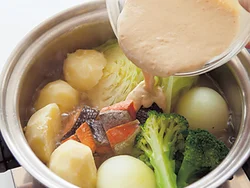 鮭を漬け込んだ塩ヨーグルトにみそを加えて、スープの味つけに使えば、むだがない。ヨーグルトの効果でマイルドな味に。