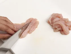 とりむね肉は、バプリカや玉ねぎと大きさや長さを合わせて細長く切ると食べやすい。