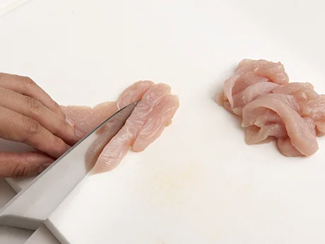 とりむね肉は、バプリカや玉ねぎと大きさや長さを合わせて細長く切ると食べやすい。