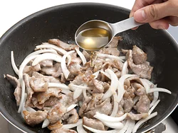 酢を加えると、豚肉がやわらかくなり、しっとリと仕上がる