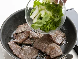セロリとセロリの葉は肉にしっかり焼き色がついてから加え、さっと炒める