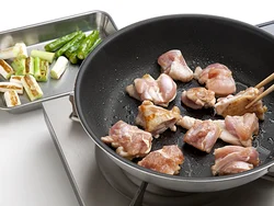 野菜ととり肉を順に焼いて、調味料を加えてから野菜を戻し入れる