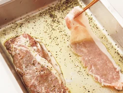 下味を肉の両面にからめる。１枚ずつからめることでしっかり味がなじむ。