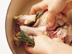 煮込む前にとり肉に下味、ローズマリーを手でなじませると味と香りがしっかりつく。