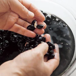 水にさらして割れた豆を除く