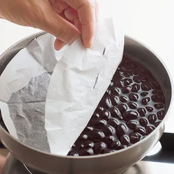 落としぶたをして砂糖水で煮る