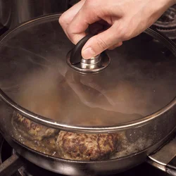 酒をふり、蒸し焼きにして仕上げる