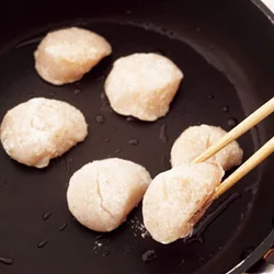 帆立は先に小麦粉をまぶして焼いておき、あとで合わせ調味料を加えて炒めると、味がからみやすくなる。