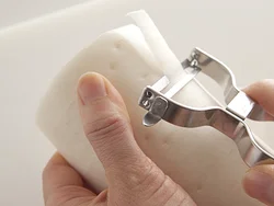 サラダなど食感を残したい場合は皮むき器で薄くむく
