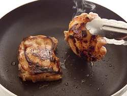 皮目にこんがりと焼き色がつくまでしっかり焼き、こうばしさをプラス