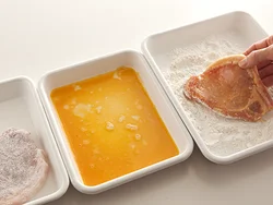豚肉はころもを２回まぶしてから揚げることで、さっくり、カリッと仕上がる