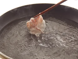 １枚ずつ豚肉をゆでることで、やわらかく仕上がる