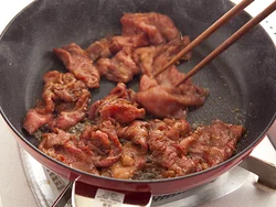 牛肉はほぐしながらしつかり紗めることで、こうばしさがアップする