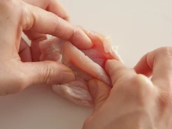 手羽元は切り目を入れて手で開くと、火の通りがよくなり、味もよりなじみやすくなる