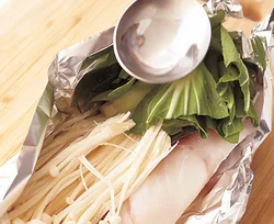魚の臭みを取るため、水と酒を混ぜた煮汁をかけて蒸し焼きに。酒の効果で魚がふっくらと仕上がる。