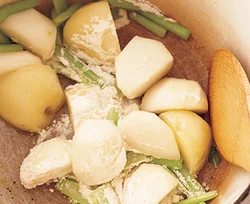 食材と一緒に小麦粉を炒め、牛乳などを加えて簡単ホワイトソースに。市販のホワイトソースに比べて、軽やかな味で胃にもたれない。