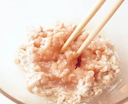 とりそぼろは電子レンジで作る。３回に分けて加熱し、熱のむらがないようにそのつどよく混ぜるようにして。