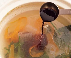 シメを作る直前にしょうゆを入れ、味をととのえるのがポイント。豚肉のうまみが出た汁も使えるうえに、鍋とは違う味にできるので、味違いでシメを楽しめる。
