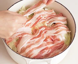 キャベツの上に豚肉を広げて蒸すと、豚肉のうまみがキャベツ全体にいきわたっておいしくなる。