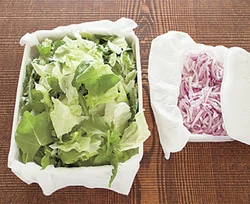 食べやすい大きさにした葉もの野菜や紫玉ねぎは、湿らせた厚手のペーパータオルで包んでから保存容器に入れて冷蔵庫へ。野菜がパリッとおいしく保存できる。