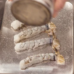 下味をつけ、小麦粉をまぶして余分な粉を落とす