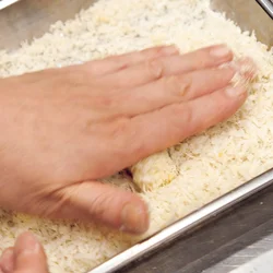 転がすようにパン粉をまぶす