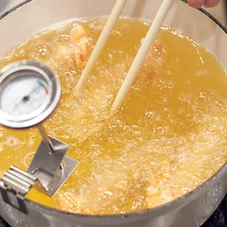 低温で揚げて油をきる