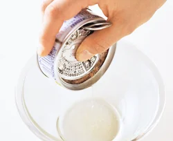 ふたをあけてから、ふたを強く押さえて缶汁をきる。多少汁が残っていてもOK。