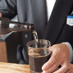 あとからビールを注ぐとコーヒーの香りが立つ。最後に泡を作りたいので、なるべく上のほうから勢いよく注ぐ。