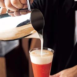 缶のまま振るか、別の容器に入れて振るかして、クリーミーな泡を作ってから仕上げにのせる。