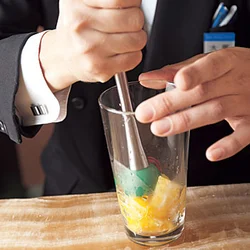 薄皮ごと潰すので、潰し過ぎると苦みが立ってくる。軽く押して果汁を出し、潰し過ぎないのがポイント。