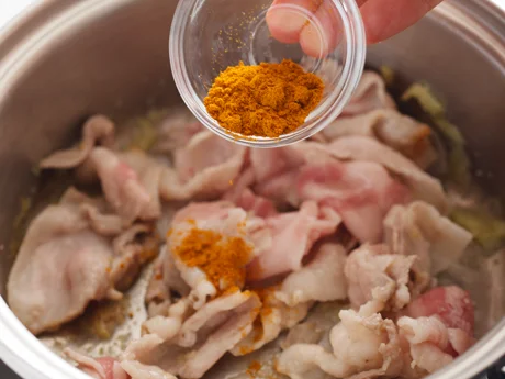 肉の色が変わったらカレー粉を加える。肉にからめながら炒めると、風味がよくなる。