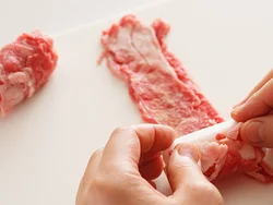 牛肉の幅が広かったり長かったリしたら、長いもの大きさに合わせて巻きやすく切る