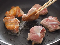 皮目をこんがり焼き色がつくまで焼くと、こうばしくなリ、煮たときにうまみが逃げない