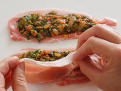 縁を１cm残してから具材をのせると、豚肉を重ねたときにくっつきやすい