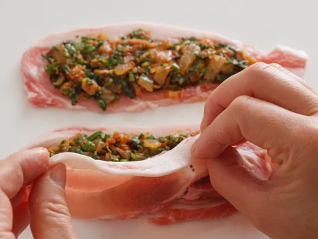 縁を1cm残してから具材をのせると、豚肉を重ねたときにくっつきやすい
