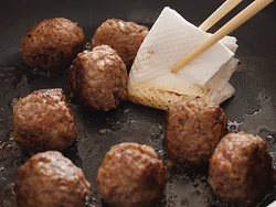 焼いたあと余分な油を拭くと、煮るときにアクが出にくくなる