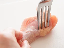 フォークで穴をあけることで火が通りやすく、味もしみこみやすくなる