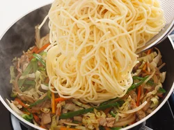 ベチャッとしないよう、スパゲッティはフライパンに加える前にざるに上げ、しっかり湯をきる。