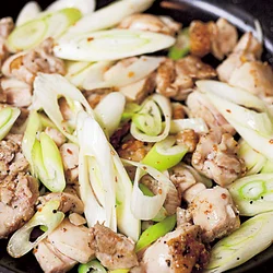 とり肉はかたくならないように、上下を返したらさっと焼き、ねぎを加えて一緒にこんがりと炒める。とり肉のうまみ、脂をねぎにしっかり吸わせる。