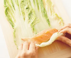 ゆでた白菜をずらして重ね、鮭を巻き、ボリュームたっぷりに仕上げる。
