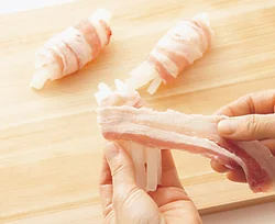 下ゆでした大根をまとめて薄切り肉１枚を巻きつければ、少量の肉でも満足感が。