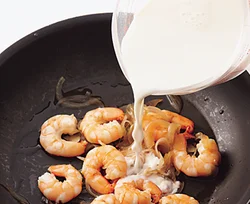 牛乳と片栗粉を混ぜて加えれば、最小の油分でもだまにならずにソースが作れる。