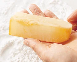 ゆでて下味をつけた大根に片栗粉を薄くまぶすことで、吸油率を下げる効果が。
