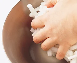 大根は塩をまぶしてしっかり水けを絞れば、調味料がよくなじむ。