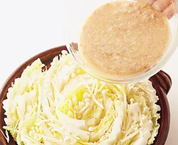 少しのひき肉でも、調味料を混ぜて白菜にかければ、満足の食べごたえに。