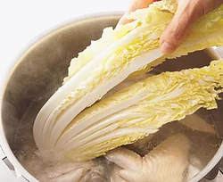 30分煮るので白菜は大きく切って入れる。存在感のある仕上がりに。