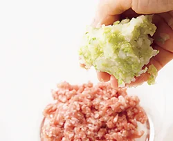 水けを絞った白菜をたっぷりあんに入れれば、少量のひき肉でも食べごたえ充分。